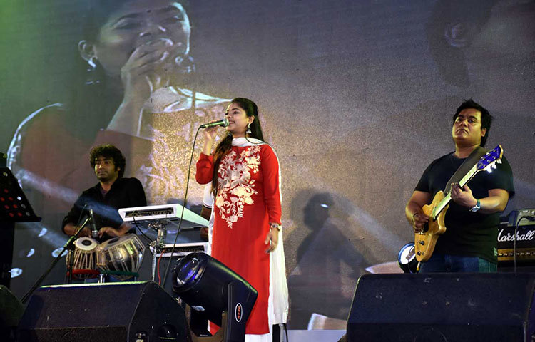 আতশবাজির পাশাপাশি অনুষ্ঠিত হয় মনোজ্ঞ সাংস্কৃতিক অনুষ্ঠান। ছবি : বিপ্লব দিক্ষিৎ