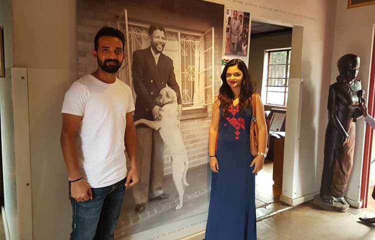 অজিঙ্ক রাহানে তার স্ত্রী রাধিকা ধোপাভকরের সঙ্গে। দূরে দাড়ালেও মনের একদম কাছের।