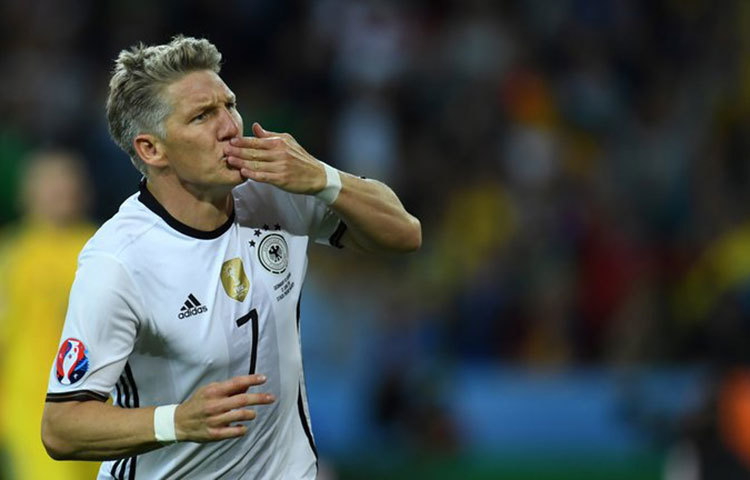 বাস্তিয়ান শোয়েনস্টাইগার : বিশ্বের অন্যতম সেরা মিডফিল্ডার ছিলেন। জার্মানিকে চতুর্থ বিশ্বকাপ শিরোপা এনে দেয়ার অন্যতম নায়কও ছিলেন তিনি। মাঠে তার উপস্থিতি ছিল সব সময়ই চোখে পড়ার মতো। একদিকে আক্রমণ তৈরি করা, অন্যদিকে আক্রমণ ঠেকানো- দুটি দায়িত্বই বেশ সুন্দর করে পালন করতেন তিনি। জার্মানির হয়ে ২০০৪ সালে অভিষেক। ২০১৪ বিশ্বকাপের পর হয়েছিলেন জার্মানির অধিনায়ক। তবে ২০১৬ ইউরোর পর অবসরের ঘোষণা দেন তিনি।