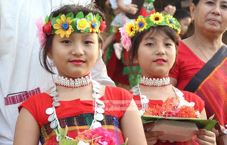 বর্ষবরণে আন্দিত শিশুরা। নতুন পোশাকে সেজেছে তারা।
