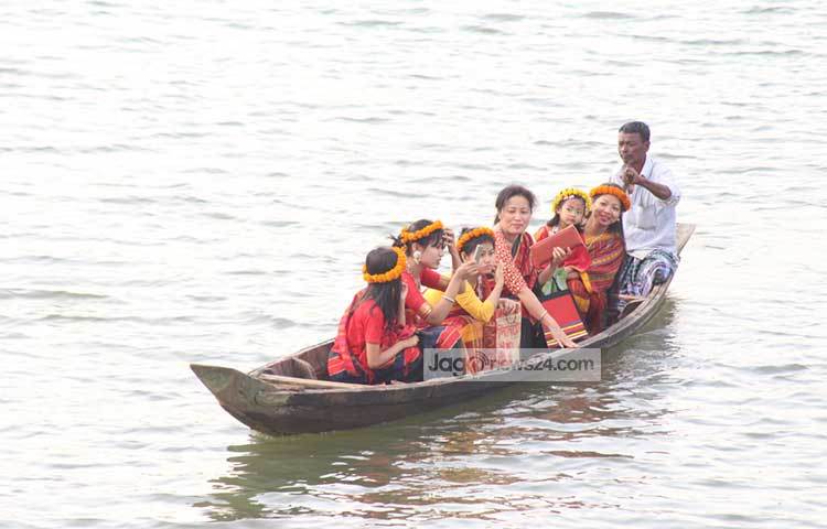নতুন বছরের আনন্দে মেতে পাহাড়ি মানুষ। নৌকা ভ্রমণে নেমেছে তারা।