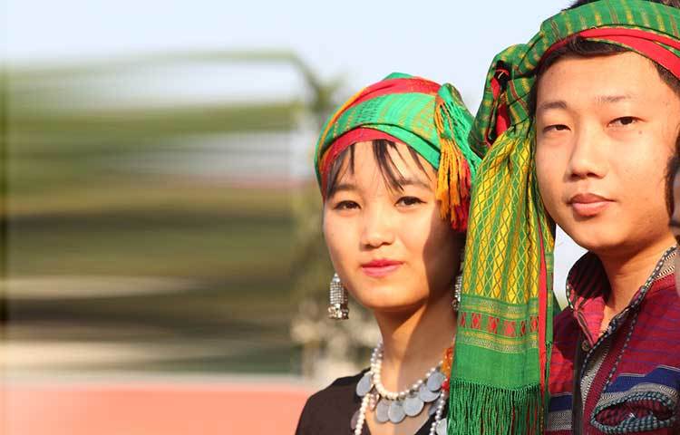 সকাল ৮টায় রাঙামাটি শহরের গর্জনতলি এলাকায় ত্রিপুরা জনগোষ্ঠীর সদস্যরা অংশ নেন ‘হারি বৈসুকে’।