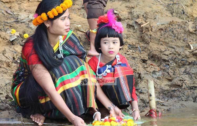 অপরদিকে ত্রিপুরা জনগোষ্ঠীর মানুষও এদিন পানিতে ফুল ভাসিয়ে পালন করেছেন ‘হারি বৈসুক’।