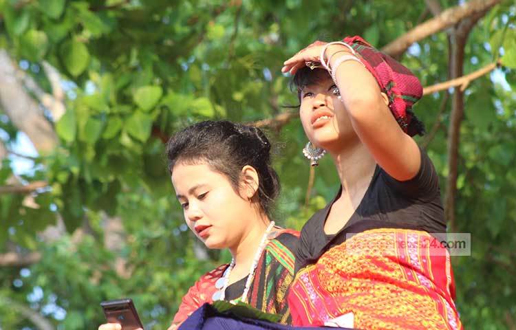 মুঠোফোনে নতুন বছরের শুভেচ্ছা বার্তা পাঠাচ্ছেন এক পাহাড়ি কিশোরী।