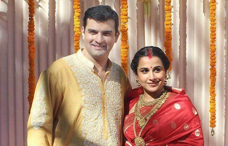 বিদ্যা বালান : ২০১২ সালের ১৪ ডিসেম্বর ইউটিভি নেটওয়ার্কের সিইও সিদ্ধার্থ রয় কাপুরকে বিয়ে করেন এই নায়িকা। বিদ্যার সঙ্গে পথ চলা শুরু হওয়ার আগে আরও দুইবার বিবাহবিচ্ছেদ হয় সিদ্ধার্থর।