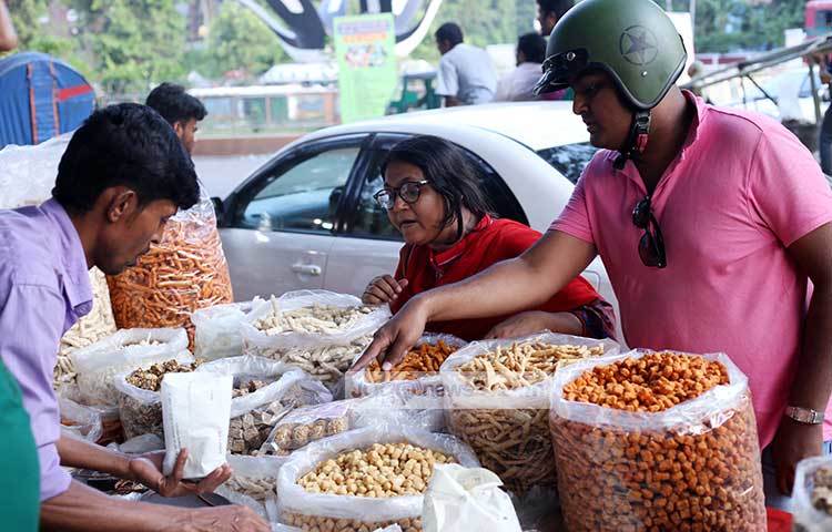 নতুন বছর বরণের নানা রকম খাদ্য সামগ্রী বিক্রি হচ্ছে। ছবি : মাহবুব আলম