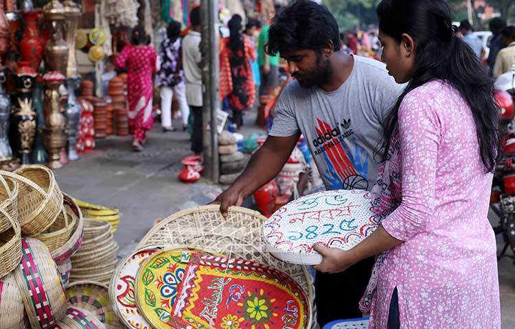 ঘর সাজানো নানা উপকরণ বিক্রি হচ্ছে এই দোকানটিতে। ছবি : মাহবুব আলম