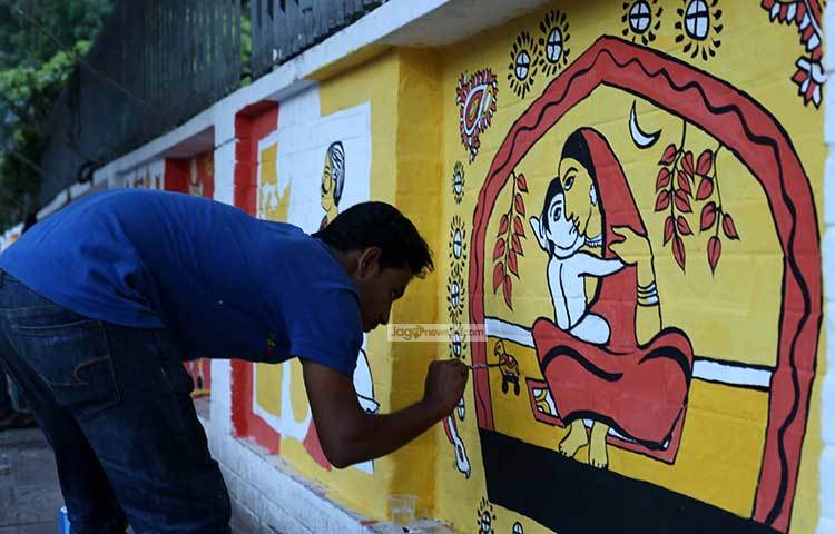 ঢাকা বিশ্ববিদ্যালয়ের চারুকলা ইনস্টিউটের দেয়ালে আবহমান বাংলার ঐতিহ্যের নানা চিত্র আঁকা হচ্ছে। ছবি : মাহবুব আলম