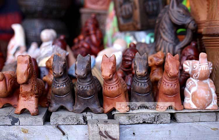 মাটির তৈরি নানা ধরনের প্রাণী, এগুলো বর্ষবরণের অন্যতম অনুষঙ্গ। ছবি : মাহবুব আলম