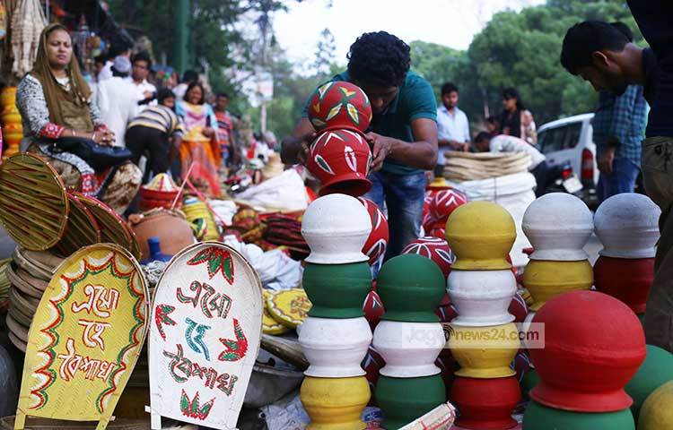 বৈশাখে ঘর সাজানো নানা উপকরণ বিক্রির ধুম পড়েছে। বাবা-মায়ের সঙ্গে বৈশাখী ছবি : মাহবুব আলম