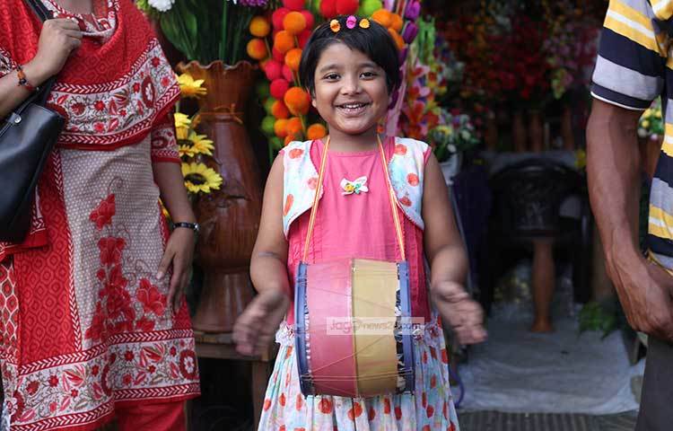 শিশুটি ঢোল কিনেছে নতুন বছর বরণ করার জন্য। কাল হয়তে মেলায় যাবে ঢোলটি নিয়ে। ছবি : মাহবুব আলম