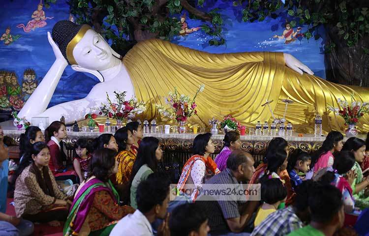 রোববার বুদ্ধ পূর্ণিমা উপলক্ষ্যে বিশেষ প্রার্থনার মাধ্যমে বৌদ্ধ ধর্মের প্রবর্তক গৌতম বুদ্ধকে স্মরণ করেছেন বৌদ্ধ সম্প্রদায়। ছবি : মাহবুব আলম