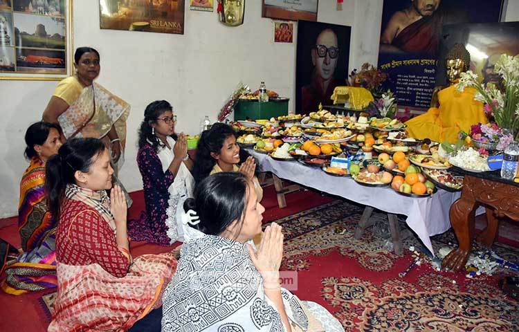 দিবসটি উদযাপন করতে রাজধানীর মধ্য বাড্ডায় অবস্থিত প্যাগোডায় (বৌদ্ধ সম্প্রদায়ের উপসানলয়) নানা আয়োজন করা হয়েছে। ছবি : বিপ্লব দিক্ষিৎ