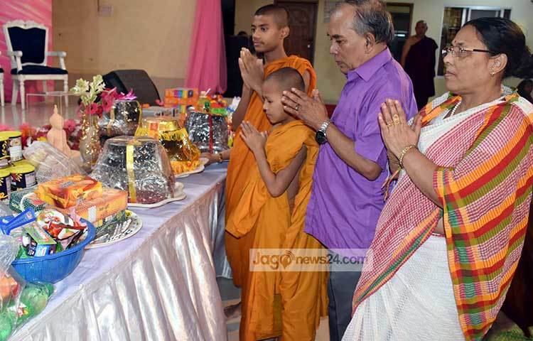 রোববার সকালে প্রার্থনার মাধ্যমে দিনটি উদযাপনের প্রথম অংশ শুরু হয়। বিভিন্ন প্রার্থনার মাধ্যমে বেলা সাড়ে ১১টার দিকে প্রথম অংশের অনুষ্ঠান শেষ হয়। ছবি : বিপ্লব দিক্ষিৎ