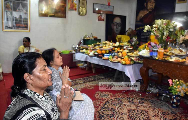 সকালের প্রার্থনায় অংশ নেয়া বৌদ্ধ সম্প্রদায়ের কয়েকজনের সঙ্গে কথা বলে জানা গেছে, বুদ্ধ পূর্ণিমা তাদের প্রধান ধর্মীয় উৎসব। ছবি : বিপ্লব দিক্ষিৎ