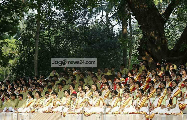 ‘এসো হে বৈশাখ’-গানের সুরে সুরে নতুন বছর ১৪২৫ সালকে বরণ করে নিয়েছে ছায়ানট।