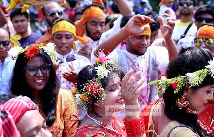 ‘আনন্দ ধারা বহিছে ভুবনে’- সত্যিই যেন আজ সব আনন্দ নেমে এসেছে বৈশাখী মেলার মাঠে। ছবি : মাহবুব আলম