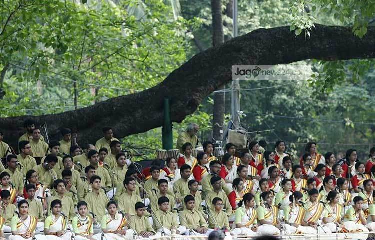 শিল্পীরা সমবেত কণ্ঠে গাইছেন বৈশাখী গান।