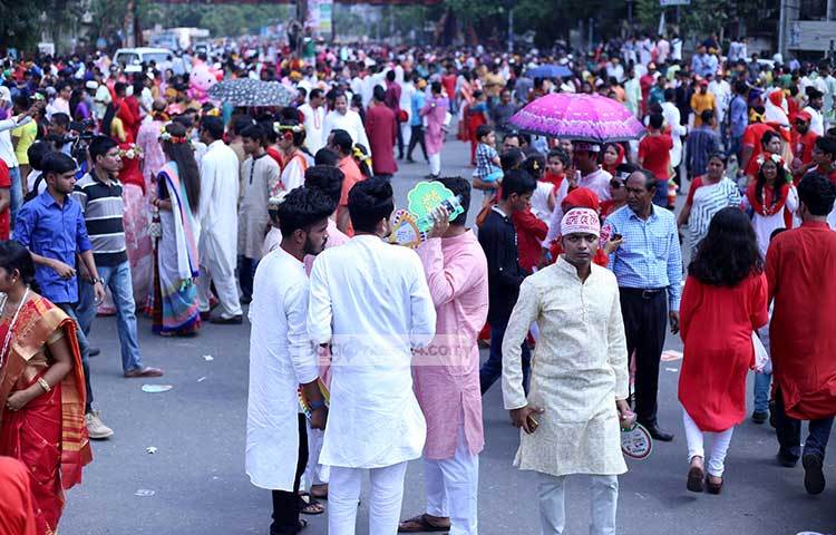 পাঞ্জাবি আর লাল শাড়িতে যে যার মতো করে সেজেছে। ছবি : মাহবুব আলম