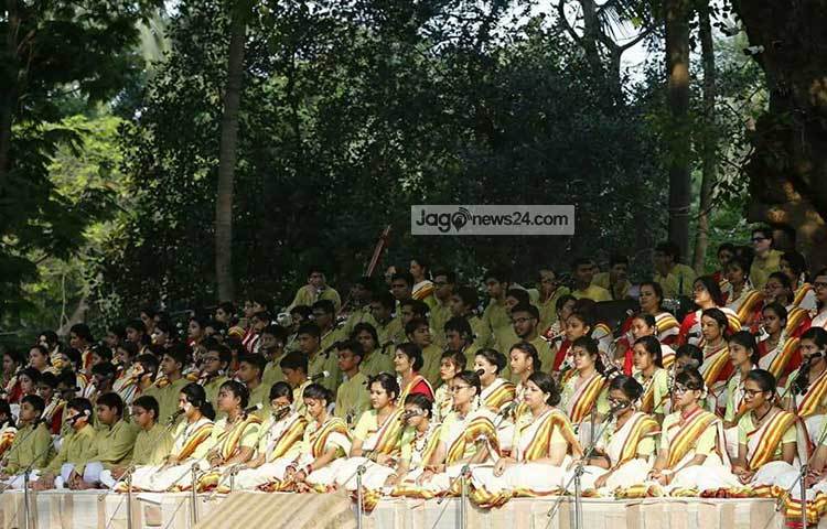 পুরোনো দিনের ব্যর্থতা, গ্লানি ঝেড়ে ফেলে নতুন উদ্যমে এগিয়ে যাওয়ার প্রত্যয় গান গাইছেন ছায়ানটের শিল্পীরা।