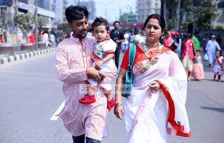 কোলের বাচ্চাকে নিয়ে এসেছেন তারা বৈশাখী মেলায়। ছবি : মাহবুব আলম