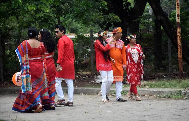 বৈশাখে ঘুরতে বের হয়ে মেতেছেন তারা গল্প কথায়। ছবি : মাহবুব আলম