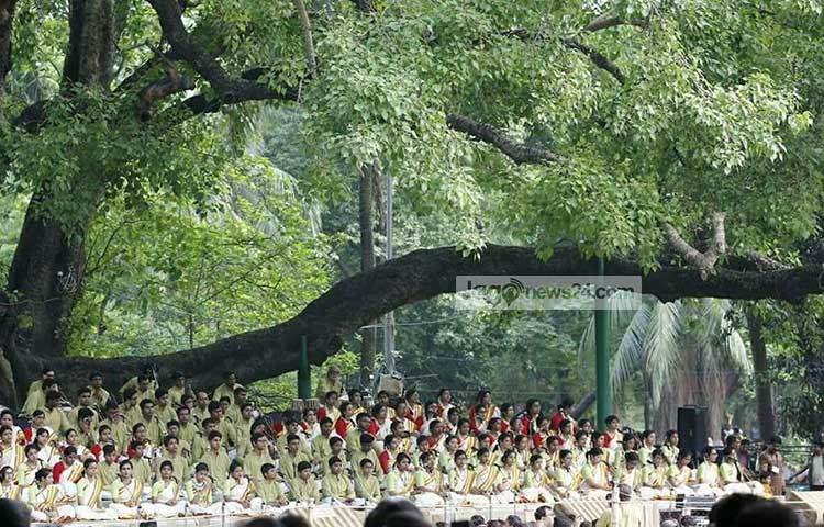 প্রভাতে উদিত সূর্যের আলোর সঙ্গে রমনার বটমূলে সুর ছড়িয়ে দিচ্ছেন ছায়ানটের শিল্পীরা।