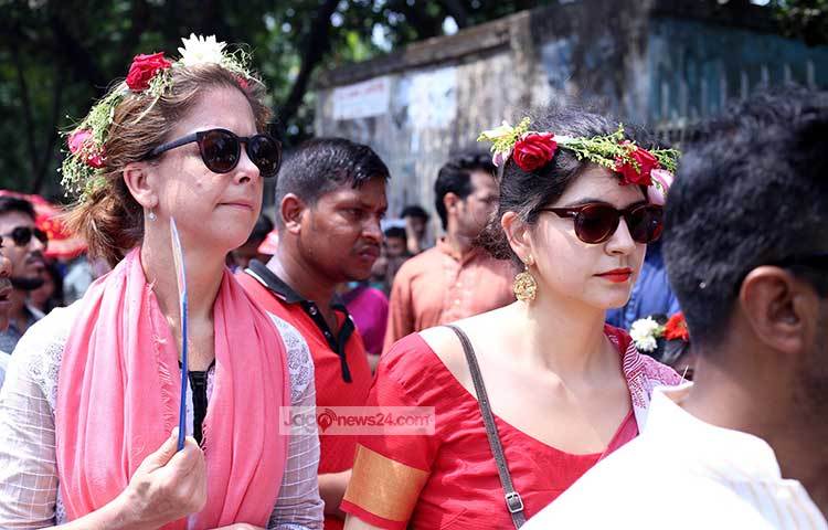 বিদেশিরাও এসেছেন বৈশাখী মেলায় আনন্দ সঙ্গী হতে। ছবি : মাহবুব আলম