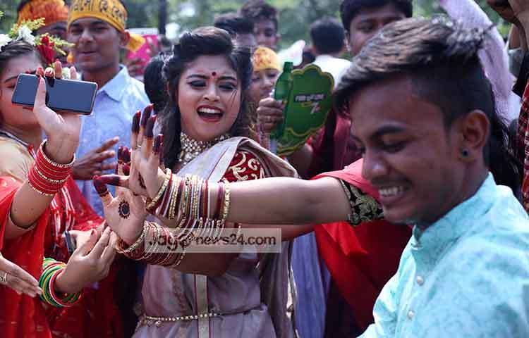 বৈশাখী মেলায় এসে নাচে গানে মাতোয়ারা সবাই। মেলায় এসে গান শুনে তারাও হারিয়ে গেছেন গানের ভুবনে। ছবি : মাহবুব আলম