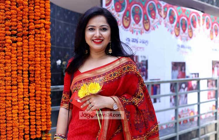 নাচের মেয়ে নাদিয়া ফুল হাতে বছরের নতুন দিনে। ছবি : মাহবুব আলম