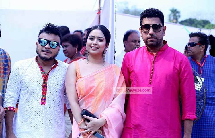 আপন স্টাইলে মিশু সাব্বির, ভাবনা ও নির্মাতা মোস্তফা কামাল রাজ। ছবি : মাহবুব আলম