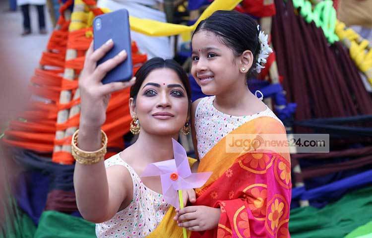 সেলফি তুলছেন আজমেরী হক বাঁধন। ছবি : মাহবুব আলম