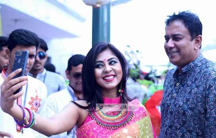 জাহিদ হাসানের সঙ্গে সেলফি। ছবি : মাহবুব আলম