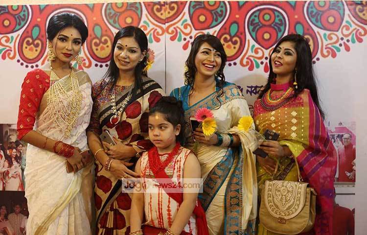 সবার সঙ্গে ক্যামেরাবন্দি হয়েছেন প্রভা। ছবি : মাহবুব আলম