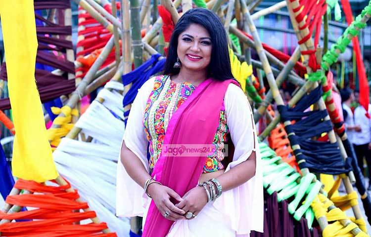 রঙের ভুবনে হারিয়ে গেছেন মৌসুমী হামিদ। ছবি : মাহবুব আলম