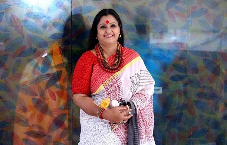 হাসির রেশ ছড়িয়ে দিলেন অভিনেত্রী চিত্রলেখা গুহ। ছবি : মাহবুব আলম