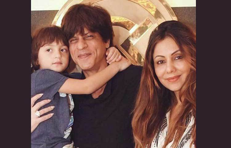 আব্রাম : বয়স মাত্র সাড়ে চার। এরই মধ্যে বাবা বলিউড বাদশা শাহরুখ খানের মতোই সমান জনপ্রিয় ছোট্ট আব্রাম। আইপিএল মাঠে বাবার হাত ধরা আব্রামকে দেখতে দর্শকদের মধ্যেও কম উত্তেজনা থাকে না। সোশ্যাল মিডিয়ায় বাবার মতো তারও নাকি ফ্যান ক্লাব রয়েছে।