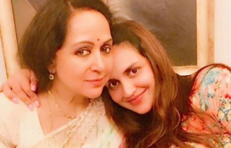 মেয়ের সঙ্গে হেমা মালিনী।