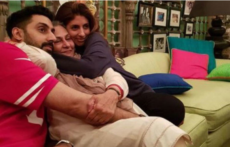 শ্বেতা ও অভিষেক বচ্চনের সঙ্গে জয়া বচ্চন।