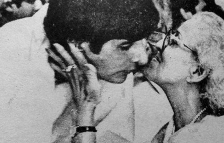 প্রয়াত মা তেজি বচ্চনের সঙ্গে অমিতাভ বচ্চন। কুলি ছবিতে চোট লাগার পর সুস্থ হয়ে মায়ের সঙ্গে দেখা করার পরের এই ছবি।