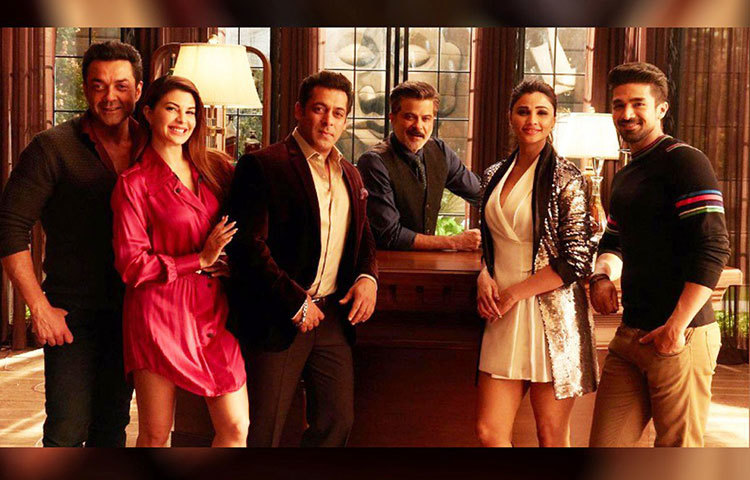 তবে ‘রেস’ ফ্র্যাঞ্চাইজির আর কোনও ছবিই সালমানের দেখার ফুরসত হয়ে ওঠেনি। সালমান বলছেন, “এই ধরনের ছবি আমি আগে করিনি। তবে ছবিগুলি না দেখলেও ফরম্যাটটা আমার খুবই চেনা। আমি এর মধ্যে একটু ‘হাম আপকে হ্যয় কৌন’ও মেশানোর চেষ্টা করেছি।”