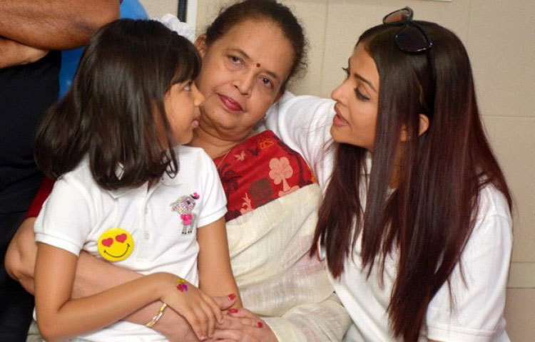 মা বৃন্দা রাইয়ের সঙ্গে ঐশ্বর্যা রাই বচ্চন আর কন্যা আরাধ্যা।