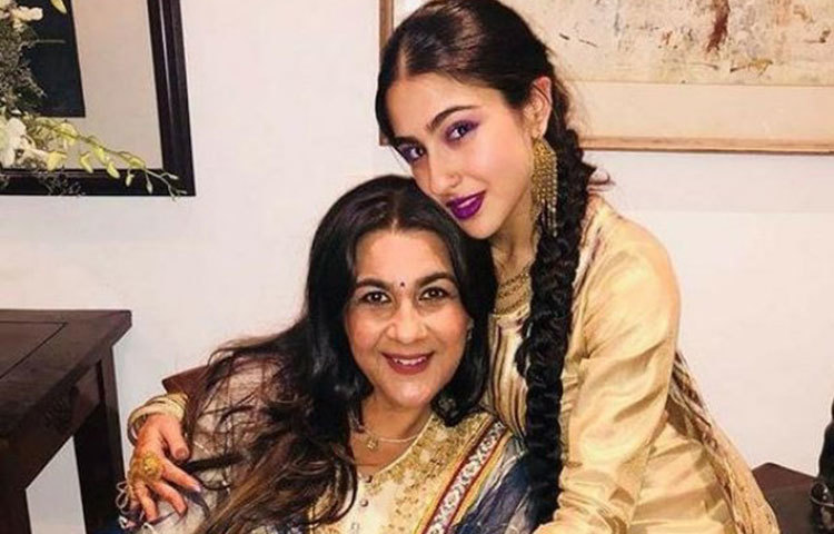 মা অমৃতা সিংহের সঙ্গে সারা আলি খান।