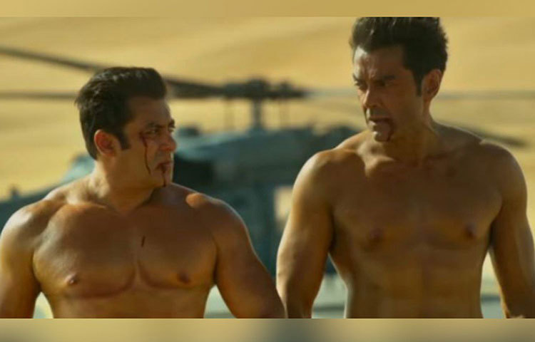 এই ছবিতে অভিনয়ের জন্য সালমানই ডাক পাঠান ববি দেওলকে। আর অ্যাবস তৈরি করার নানান টিপসও সালমানই ববিকে দেন। এমন কী সলমনের জিম ট্রেনারই ‘রেস থ্রি’ তে ববির এমন বডি অ্যাবস তৈরিতে সাহায্য করেছেন বলে জানা গিয়েছে।