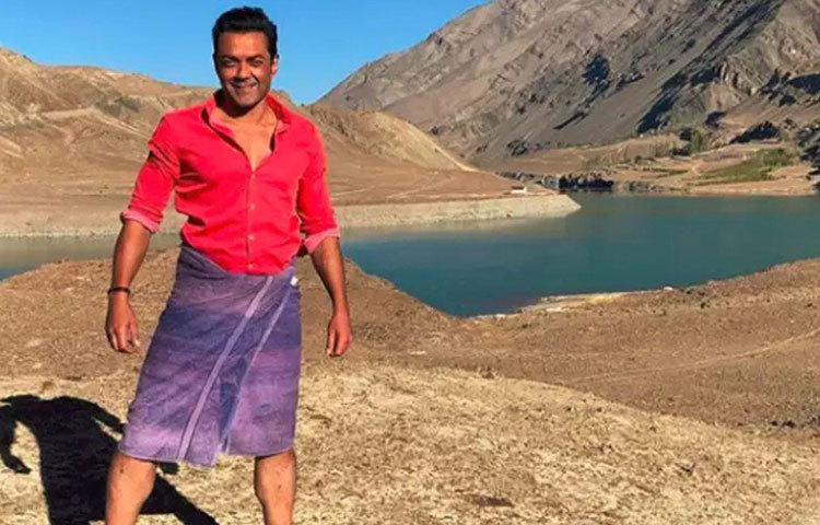 ছবিতে একটা শটের জন্য ববি দেওলকে বরফে ঝাঁপ দিতে হয়েছিল।