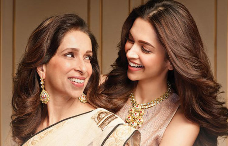 মা উজ্জ্বলা পাড়ুকোনের সঙ্গে দীপিকা।