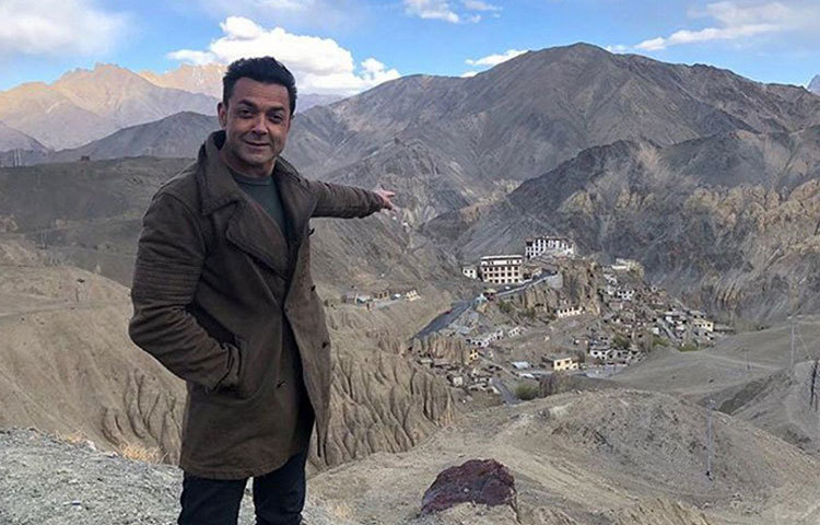 ‘রেস থ্রি’ এমন একটি লোকেশনে শুট হয়, যেখানে ববি দেওলের বাবা অর্থাৎ ধর্মেন্দ্রও শুটিং করেছিলেন। ১৯৬৪ সালে সেই জায়গায় শুটিং করছিলেন ধর্মেন্দ্র। আর স্মৃতিবিজরিত সেই জায়গার ছবি ইনস্টাগ্রামে শেয়ারও করেছিলেন ববি।