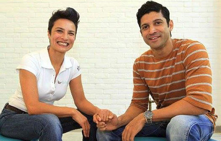 ফারহান আখতার-অধুনা ভবানী : বলিউডে রোমান্টিক জুটির মধ্যে এক সময় নাম ছিল ফারহান-অধুনার। পেশায় হেয়ার স্টাইলিস্ট অধুনা ও ফারহানের দুই মেয়েও রয়েছে। ২০১৬ সালে এই জুটি তাদের ১৫ বছরের দাম্পত্যে ইতি টানেন। মিডিয়ার সামনে স্পষ্ট করে কিছু না বললেও শোনা গিয়েছে দু’জনের মানসিকতার বিস্তর ফারাকই নাকি বিচ্ছেদের অন্যতম কারণ।