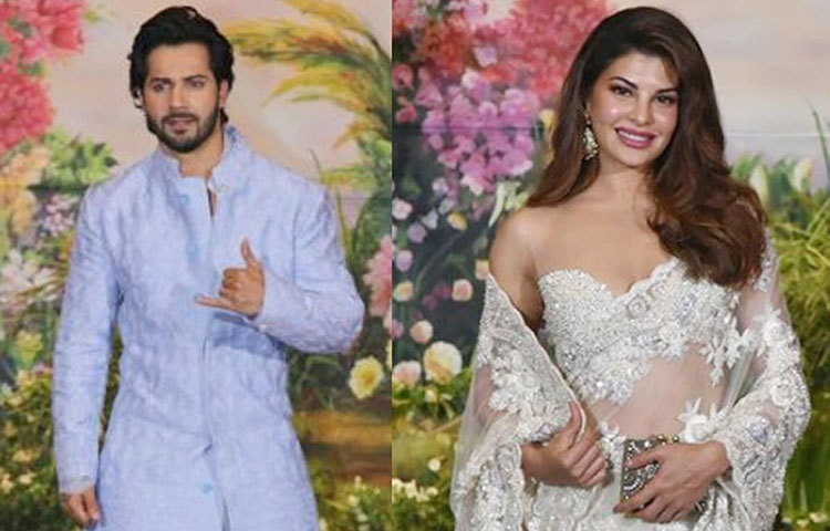 পাওয়ার ব্লু বন্ধগলায় বরুণ ধবনের ‘স্মার্ট লুক’ নজর কাড়ে। মডেল ও অভিনেত্রী জ্যাকলিনের পরনেও ছিল ট্রাডিশনাল পোশাক। অফ-সোল্ডার ব্লাউজের সঙ্গে ম্যাচিং করে সাদা ফ্লোরাল প্রিন্টের শাড়িতে অনবদ্য লাগছিল জ্যাকলিনকে।