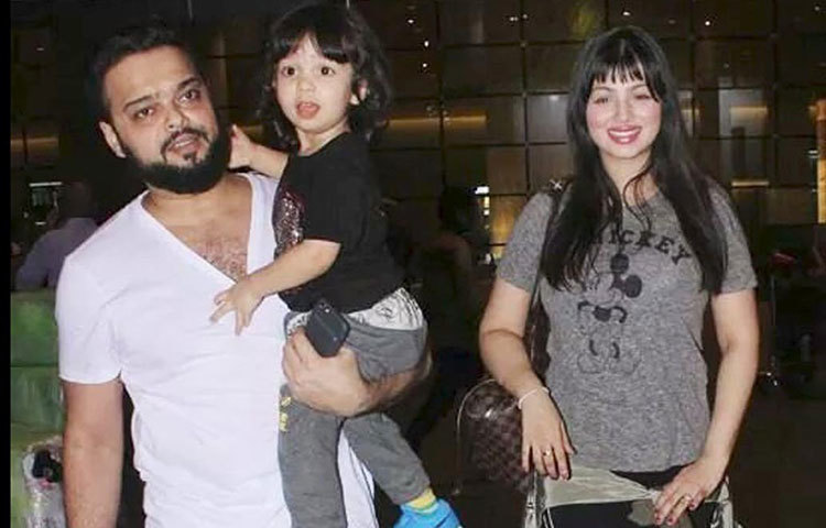 আয়েশা টাকিয়া : ক্যারিয়ারের মাঝ পথেই নামজাদা হোটেল ব্যবসায়ী ফারহান আজমিকে বিয়ে করেন আয়েশা। রাজনৈতিক নেতা আবু আজমির ছেলে ফারহানের মোট সম্পত্তির পরিমাণ প্রায় ৬৬ কোটি টাকা।